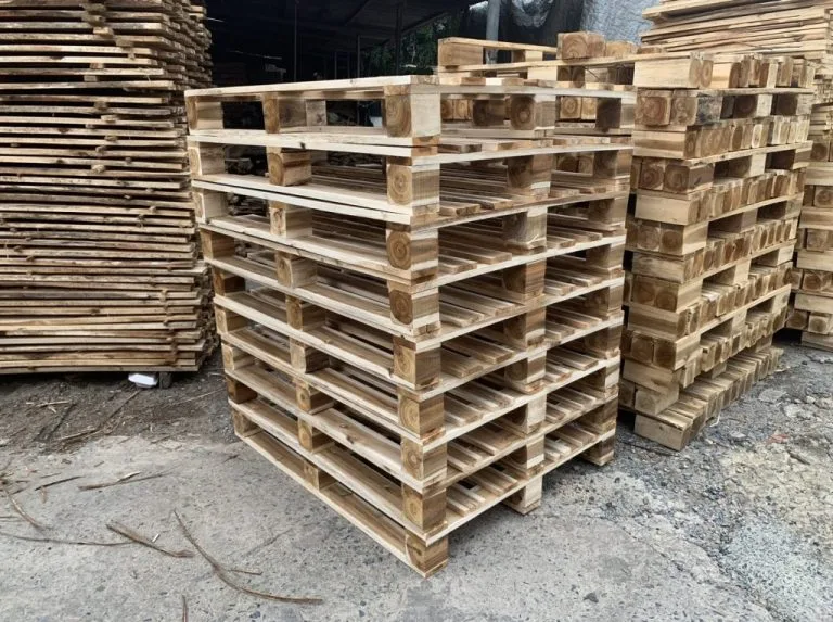 재사용된 오래된 나무 팔레트
